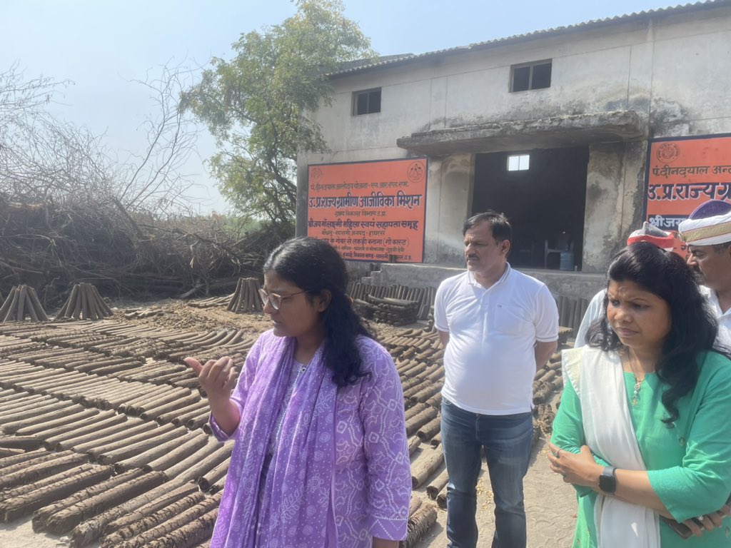 dm_hathras's tweet photo. विकास खण्ड सासनी की पराग डेयरी में स्थित अस्थाई गौशाला एवं गौशाला में उ0प्र0 राज्य ग्रामीण आजीविका मिशन के तहत श्री जय माँ लक्ष्मी स्वयं सहायता समूह द्वारा गाय के गोबर से लकड़ी बनाने (गौ-कास्ट) का निरीक्षण कर जिलाधिकारी @archana_ias2014 ने आवश्यक दिशा निर्देश दिए। @InfoDeptUP https://t.co/vG94lBSIGp