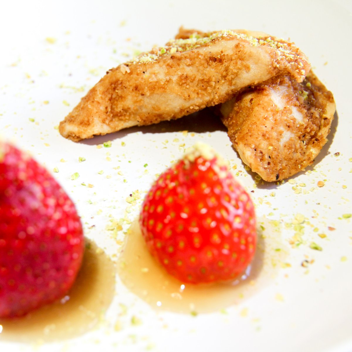 Receta rápida y fácil 🕐

Ingredientes para 1 persona:
⭕️ 2 croquellanas de requesón @formatgesdecati  con almendra
⭕️ 3 fresas o fresones
⭕️ miel <a href="/miel_lasdehesas/">Miel Las Dehesas</a> 
⭕️ pistachos