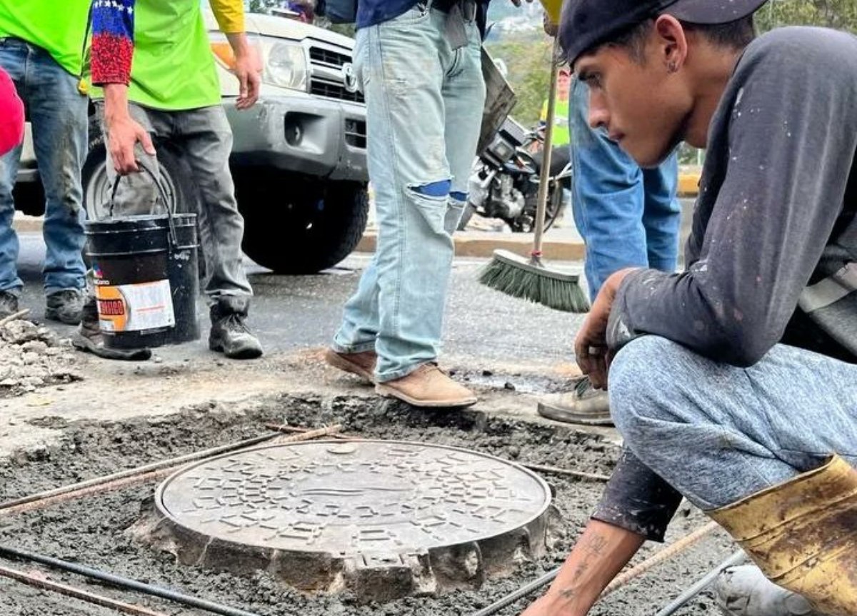 #BuenosDias #UniónFuerzaYCooperación
#UniónYFuerzaYCooperación
🗞 Ejecutaron trabajos de nivelación y demarcación vial en #ElValle
También se realizan labores para recuperar y embellecer la plaza "San Antonio".