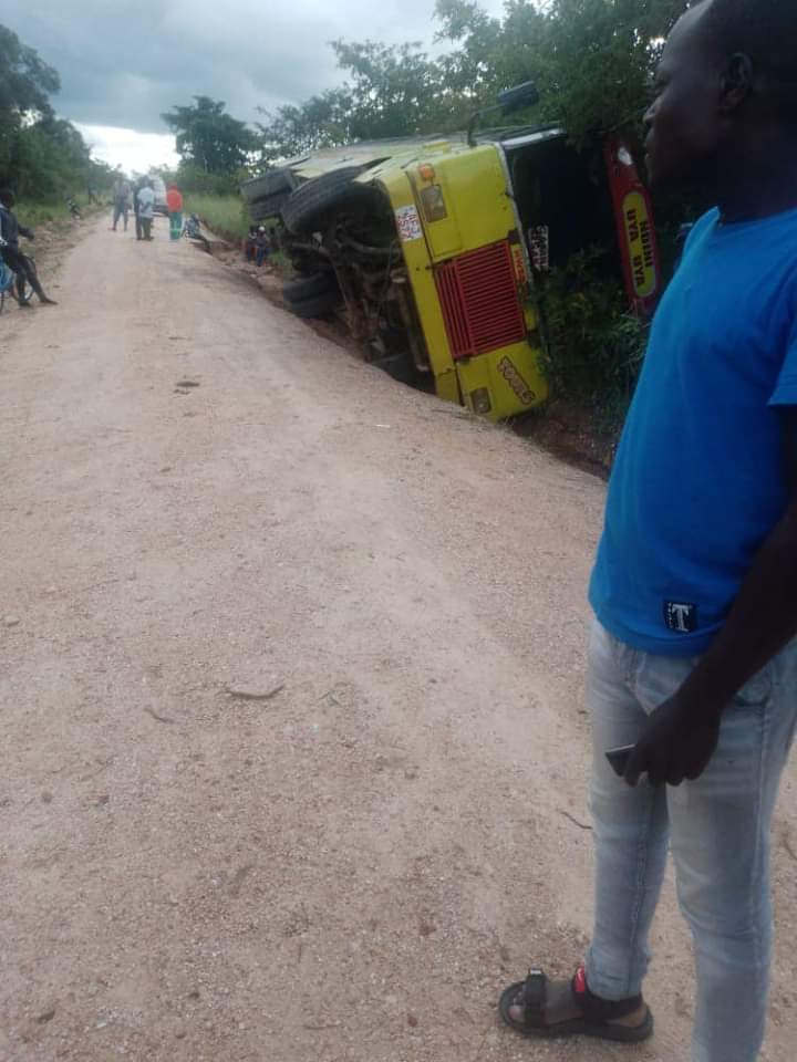 DanTheBull20's tweet image. This accident happened in Makoni North Constituency  under a @ZANUPF_Official MP Hon JamesMunetsi ..
These are sleeping Mps who are in politics for their stomach

These are  type of Mps we shld part ways with 4 a better Zimbabwe. 

#VoteForCompetency 
#2023generalElections