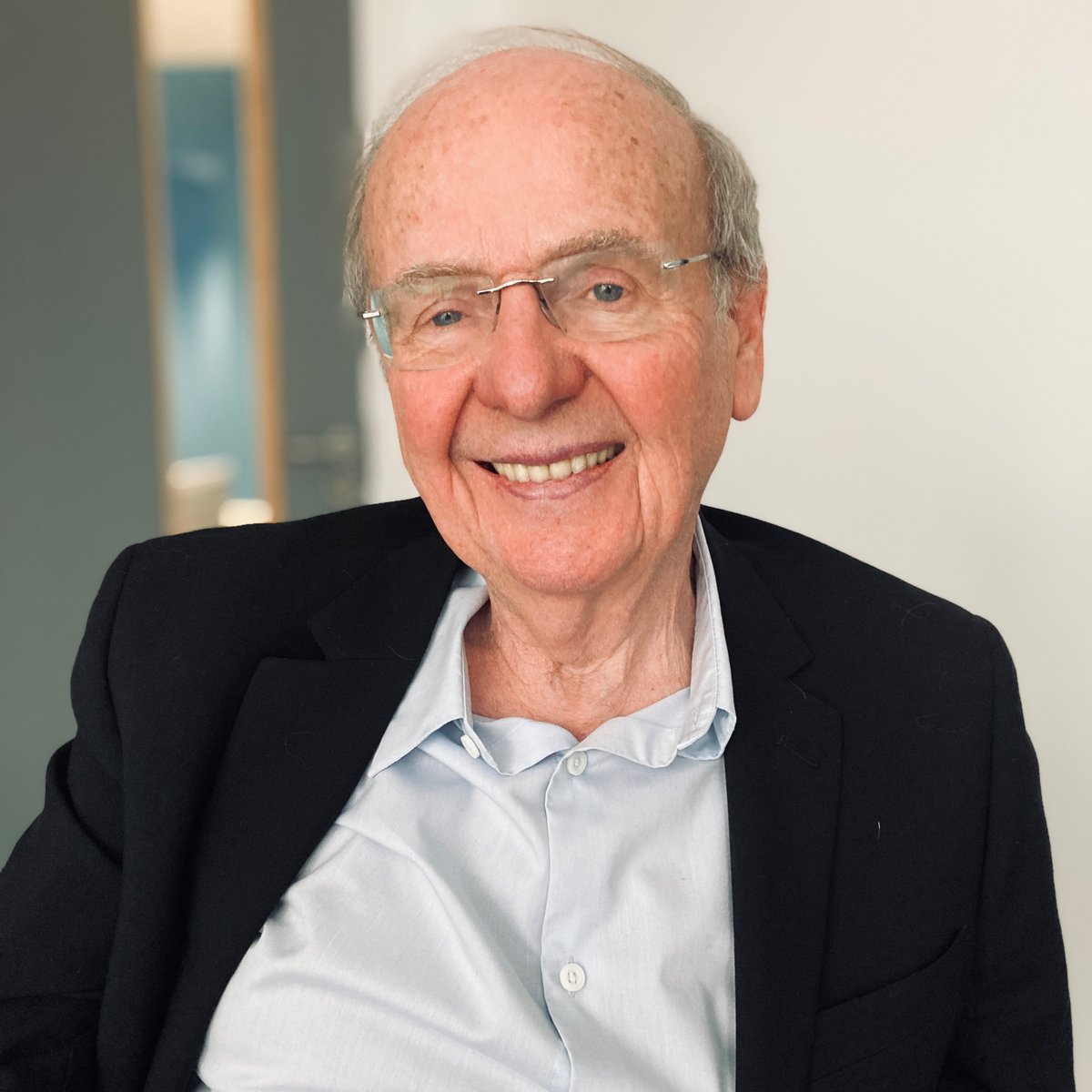 tonyonthephone's tweet image. Prof Richard Tait @CardiffJomec today talking about editorial challenges with the MA in International Journalism students #cardifftrained #MAIJCymru