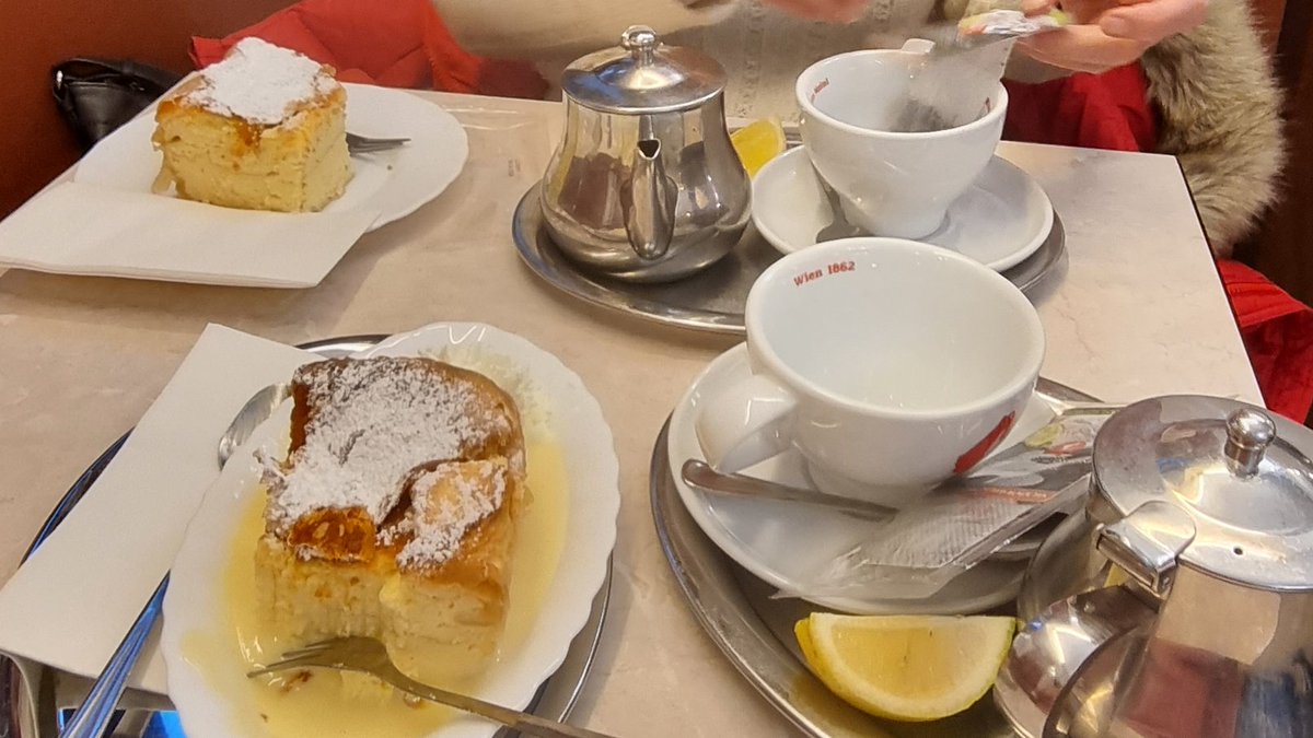 martha_tweeets's tweet photo. Manchmal liegt die Schwierigkeit nicht daran, einen Menschen loszulassen, sondern darin, die Erinnerung und den Traum an das, was hätte sein können loszulassen.
#topfenstrudel #gedanken https://t.co/w3DghUnqA2
