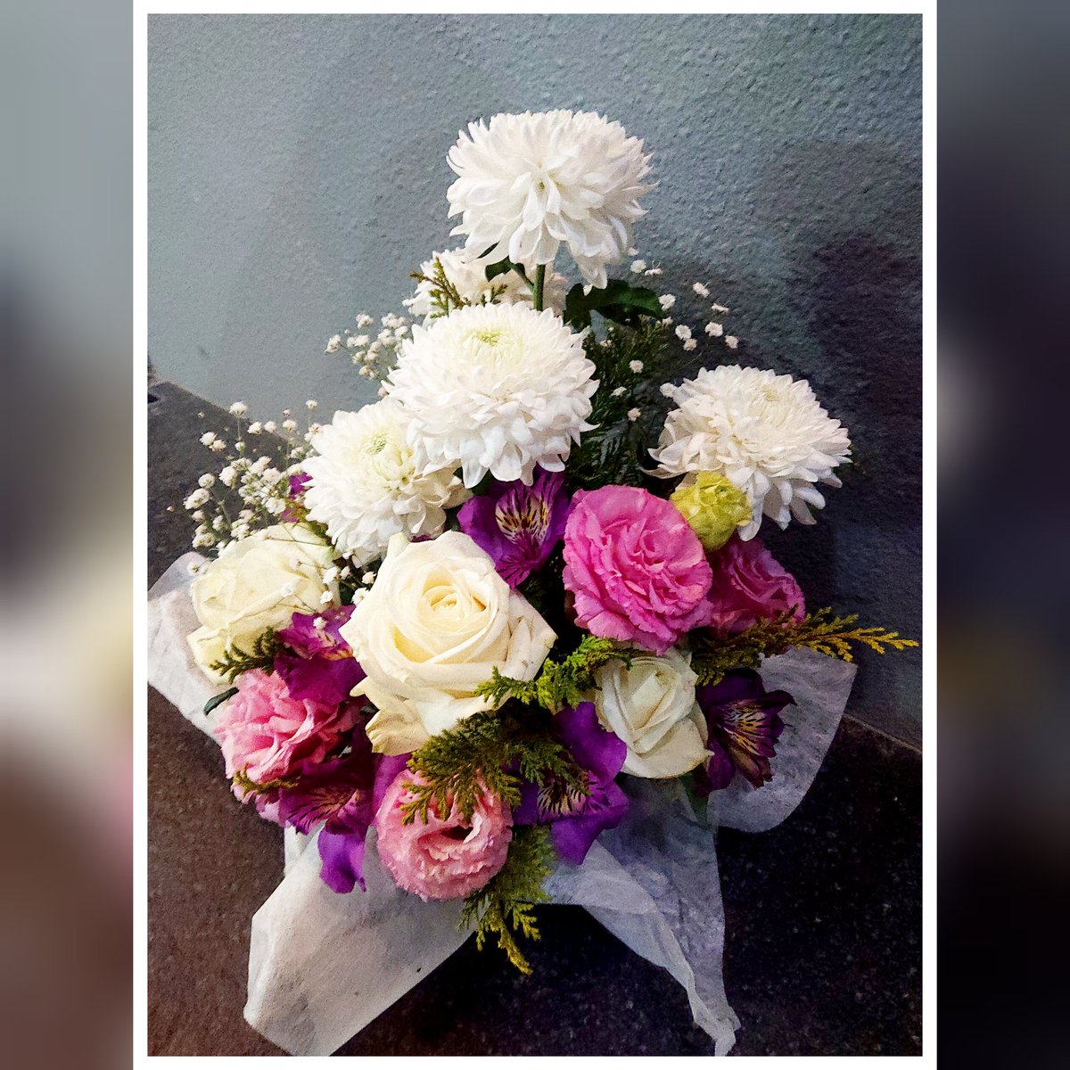 ueno_hanasui's tweet photo. 黒崎真音さんへの花を作りました
せめて画像だけでも、真音さんの元に届いてくれれば

きっと真音さんなら、花すいのだと解ってくれるから

ですので、願わくばこれを見た方は、リツをお願いします
また、追悼の意を共にと��うことで、いいねを使っていただけたらと思っています https://t.co/0h6CL1Nm68