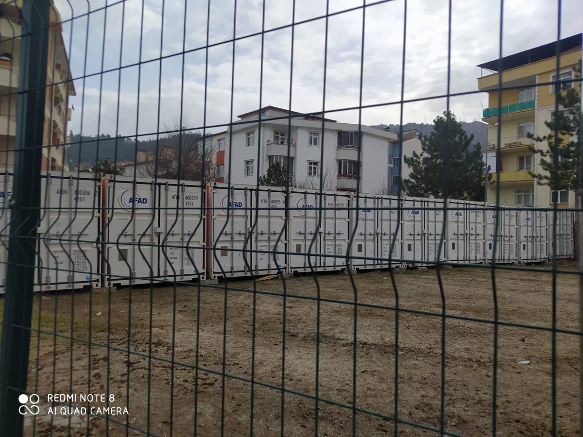Bu konteynerler Tokat'ta olup bugün 23.gün olmasına reğmen #deprem bölgesi ne gönderilmedi.
Deprem zedeler Çadır Bulamazken Bunlar Konteynerlerı Burada Tutuyorlar. <a href="/AFADBaskanlik/">AFAD</a> #kahramanmaras #hatay #malatya #antep #kilis #adıyaman #diyarbakır