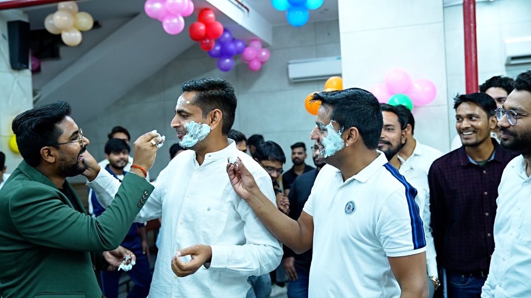 CareerwillApp's tweet photo. #4MILLION Family on RYP YouTube Channel: 🙏🏻🙏🏻 Thank you Bacho! 
.
मुश्किलें तेरे आत्मविश्वास को आजमाती हैं,
स्वप्न के पर्दे निगाहों से हटाती हैं,
हौसला मत हार गिर कर ऐ मेरे दोस्त,
ठोकरें ही इंसान को चलना सिखाती हैं. https://t.co/blxoNWSeZw