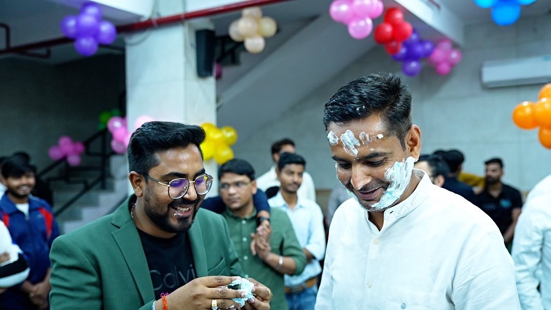 CareerwillApp's tweet photo. #4MILLION Family on RYP YouTube Channel: 🙏🏻🙏🏻 Thank you Bacho! 
.
मुश्किलें तेरे आत्मविश्वास को आजमाती हैं,
स्वप्न के पर्दे निगाहों से हटाती हैं,
हौसला मत हार गिर कर ऐ मेरे दोस्त,
ठोकरें ही इंसान को चलना सिखाती हैं. https://t.co/blxoNWSeZw