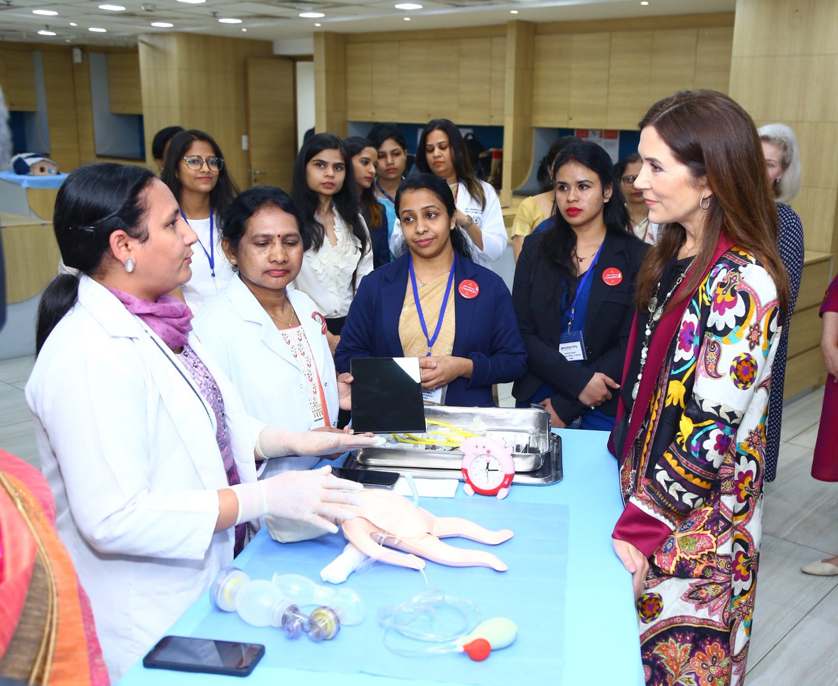 HRH Crown Princess Mary participated in a live demonstration of complication management in obstetric and newborn care where doctors, nurses &amp; healthcare workers were trained in using the Safe Delivery App
#DKinIndia🇩🇰🇮🇳 #DanishRoyalVisit #GreenStrategicPartnership ☘️