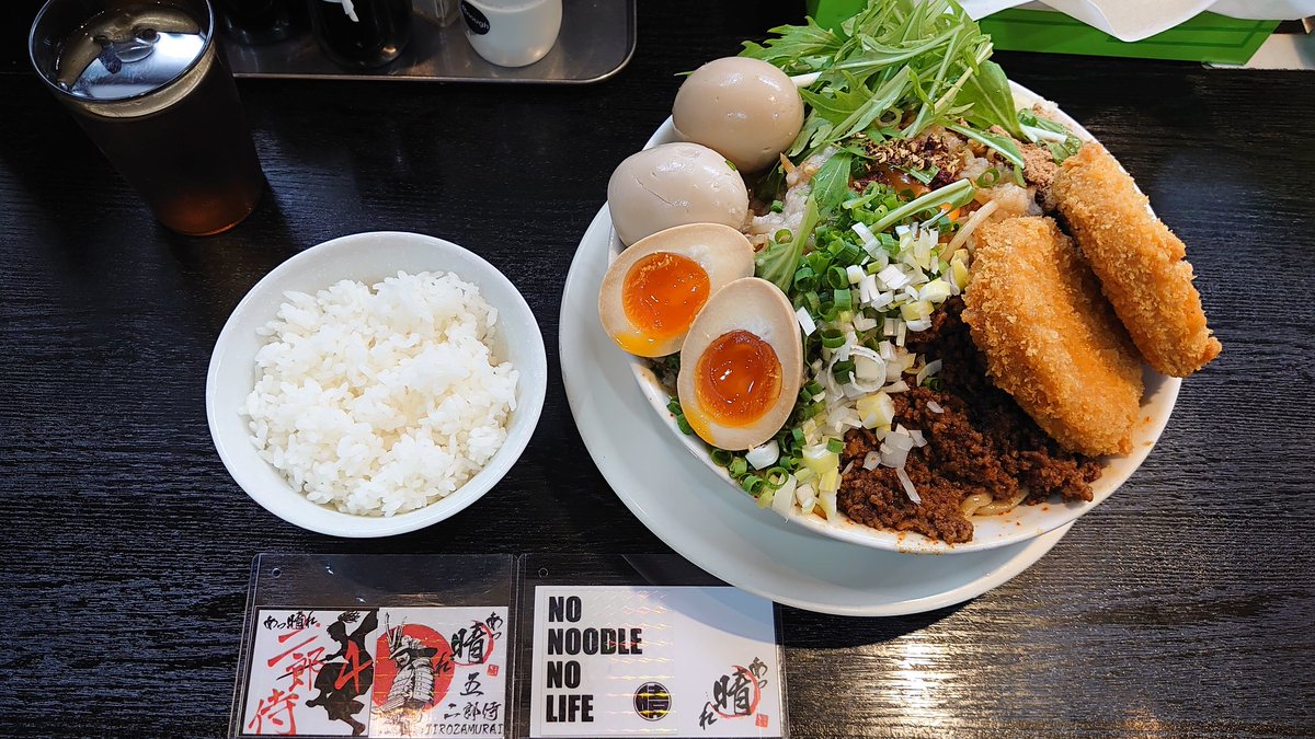 kunidesu8000's tweet photo. 四川まぜそばしびれあり
2辛麺5ばか
味玉W+味玉（おまけ）コロッケW
ニンニク、アブラ、魚粉、4マシ
ご飯
色目が良いですね🙆🙆
しび辛でうまうまでした🤤
しおんちゃんの、私まかないも美味しそうでした😍
ごちそうさまでした🙏
＃あっ晴れ
＃緒川店
＃限定麺
＃四川まぜそば
＃二郎侍 https://t.co/hBqGBGXy6k