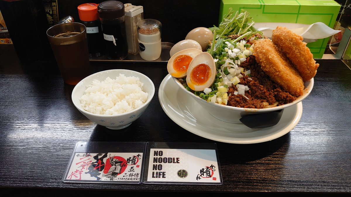 kunidesu8000's tweet photo. 四川まぜそばしびれあり
2辛麺5ばか
味玉W+味玉（おまけ）コロッケW
ニンニク、アブラ、魚粉、4マシ
ご飯
色目が良いですね🙆🙆
しび辛でうまうまでした🤤
しおんちゃんの、私まかないも美味しそうでした😍
ごちそうさまでした🙏
＃あっ晴れ
＃緒川店
＃限定麺
＃四川まぜそば
＃二郎侍 https://t.co/hBqGBGXy6k