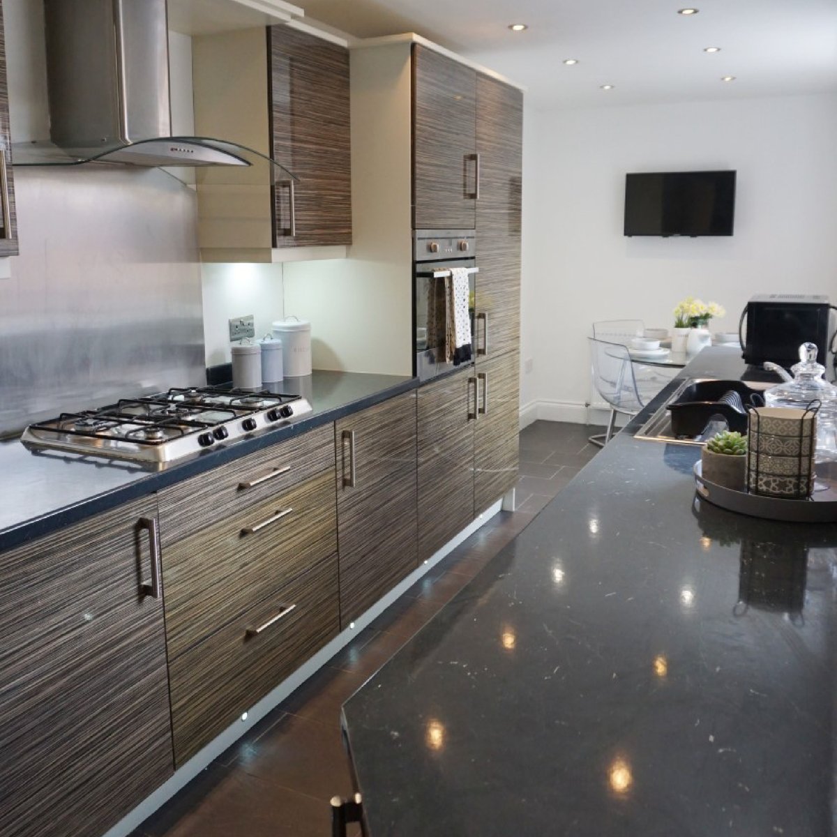 premlets's tweet photo. At Prem-Lets we deal with landlords looking to rent out their properties to either students or professionals.

We can advise which would be the best route to take, taking into consideration the client and also the type of property.

Give the team a call on 0191 287 2888 https://t.co/e0OE0JqwBY
