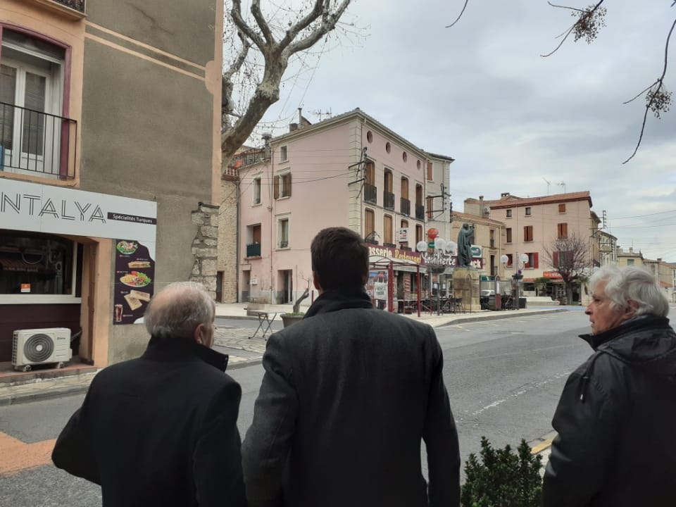 Prefet66's tweet photo. Déplacement du @prefet66, Rodrigue FURCY, à #Estagel pour un échange sur les enjeux et projets de la commune :

🇫🇷services à la population avec la visite de la maison France services https://t.co/eyB2Bb0lxf