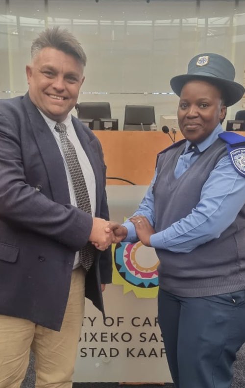 ward11capetown's tweet photo. Officer Andisiswe Gxabuza, I salute and respect you!  

(P.S. - Please share the hell out of this to set the record straight, and to ensure that a true hero gets the recognition and respect she deserves…) https://t.co/Qi2MDzfZzK