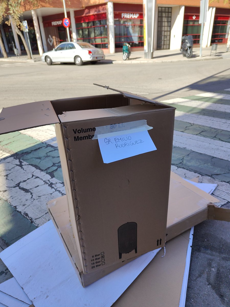 barrisenseremei's tweet photo. Que maco el senyor Emilio Rodríguez que en comptes de posar la merda que ha deixat a l'altra banda del container. Ho deixa al pas de vianants per on poden baixar les persones amb mobilitat reduïda. Ben de civisme al barri del #Remei #Badalona https://t.co/2em1eitIiu