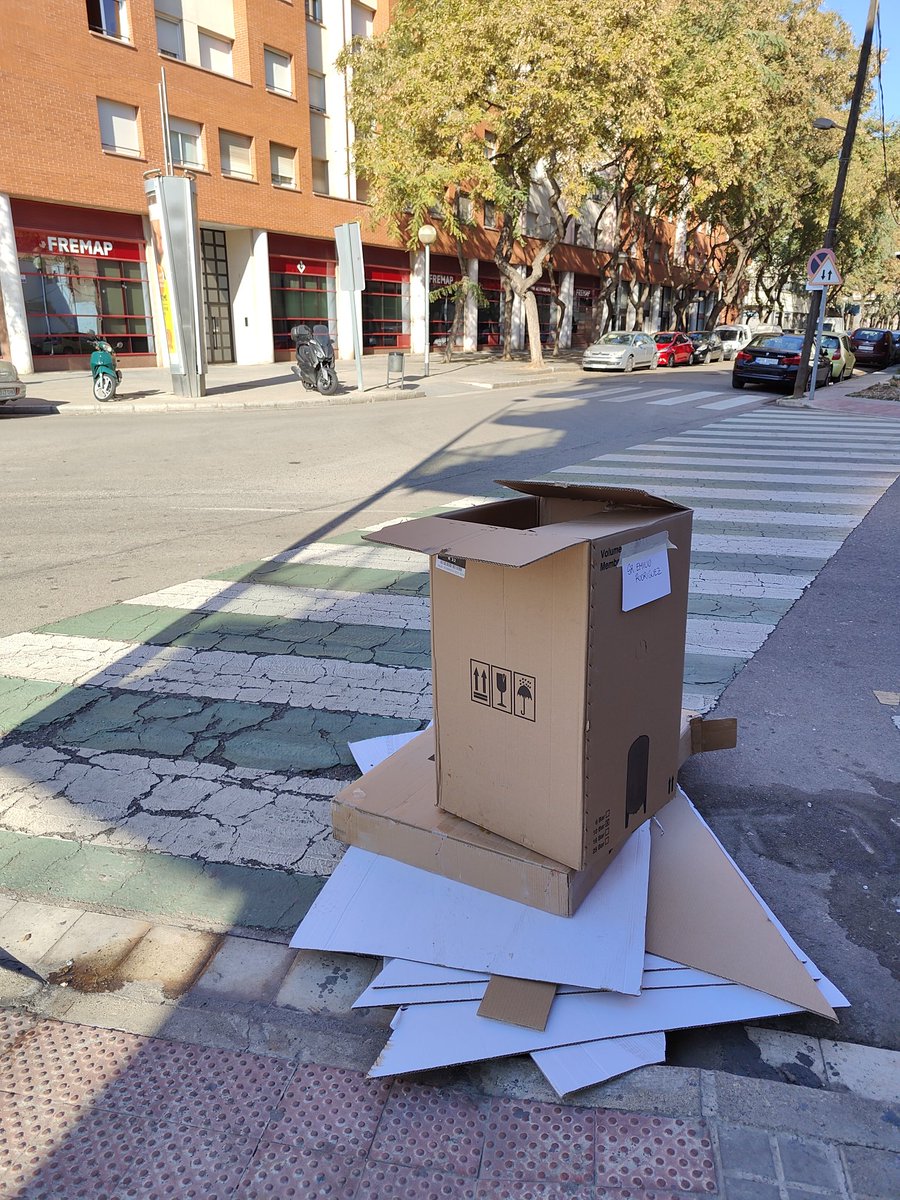 barrisenseremei's tweet photo. Que maco el senyor Emilio Rodríguez que en comptes de posar la merda que ha deixat a l'altra banda del container. Ho deixa al pas de vianants per on poden baixar les persones amb mobilitat reduïda. Ben de civisme al barri del #Remei #Badalona https://t.co/2em1eitIiu
