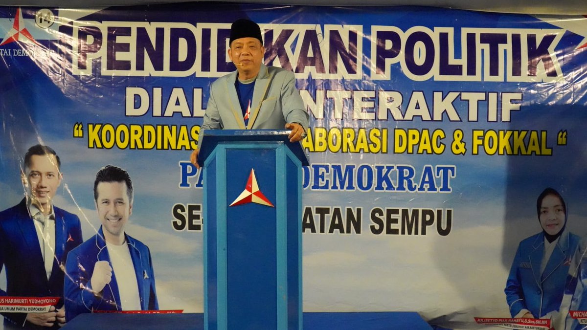 BanyuwangiS14P's tweet photo. Masyarakat tdk boleh alergi dgn politik masyarakat hrs punya kepedulian yg tinggi thdp politik krn pd setiap sendi kehidupan berbangsa &amp; bernegara melalui proses politik demikian secuil kata yg diucapkan Bp @Michael27179015 dlm mengedukasi masyarakat akan arti pentingnya politik https://t.co/EbUbU816IW