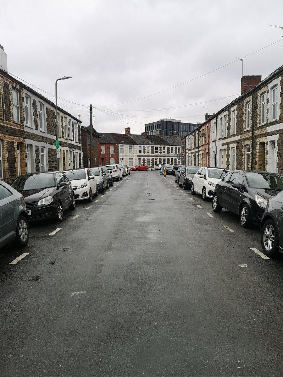13 years ago I lived on this street (with 6 friends - how on earth did we fit in there 🤣)
And today I'm working in one of the shiny new buildings in the background! 
Couldn't resist going to see my old student house 😄