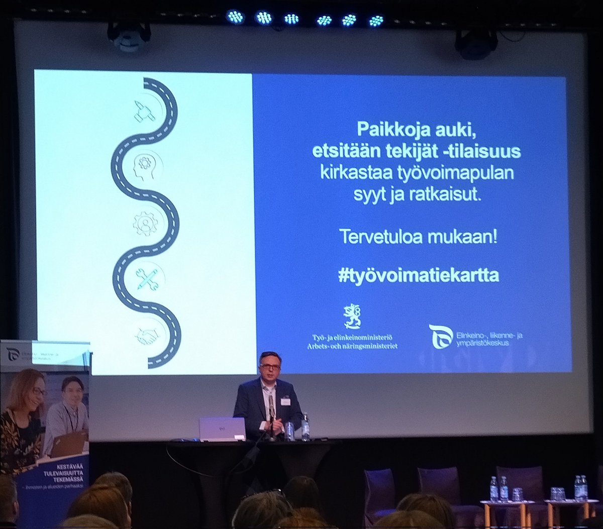 TaruHallikainen's tweet photo. Miten etsitään tekijät? #työvoimatiekartta kirkastaa työvoimapulan syyt ja ratkaisut @VilleKopra kertoo, että työllisyydenhoidossa kyse on isosti myös koulutuksesta ja osaamisesta. #paikkojaauki #TEM #POPely https://t.co/IbNuunIRtT