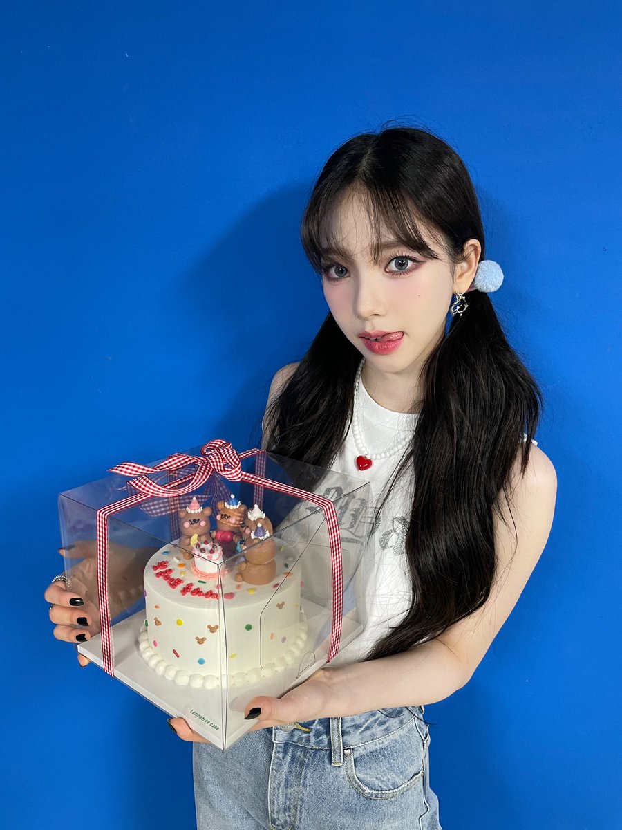 [230301] 6:22PM KST: ❤️ 

- +3 📸 
- it was a happy concert 
- our han river friend personally designed and left the cake for us ㅠㅠㅠㅠ as expected, it’s different since they do art