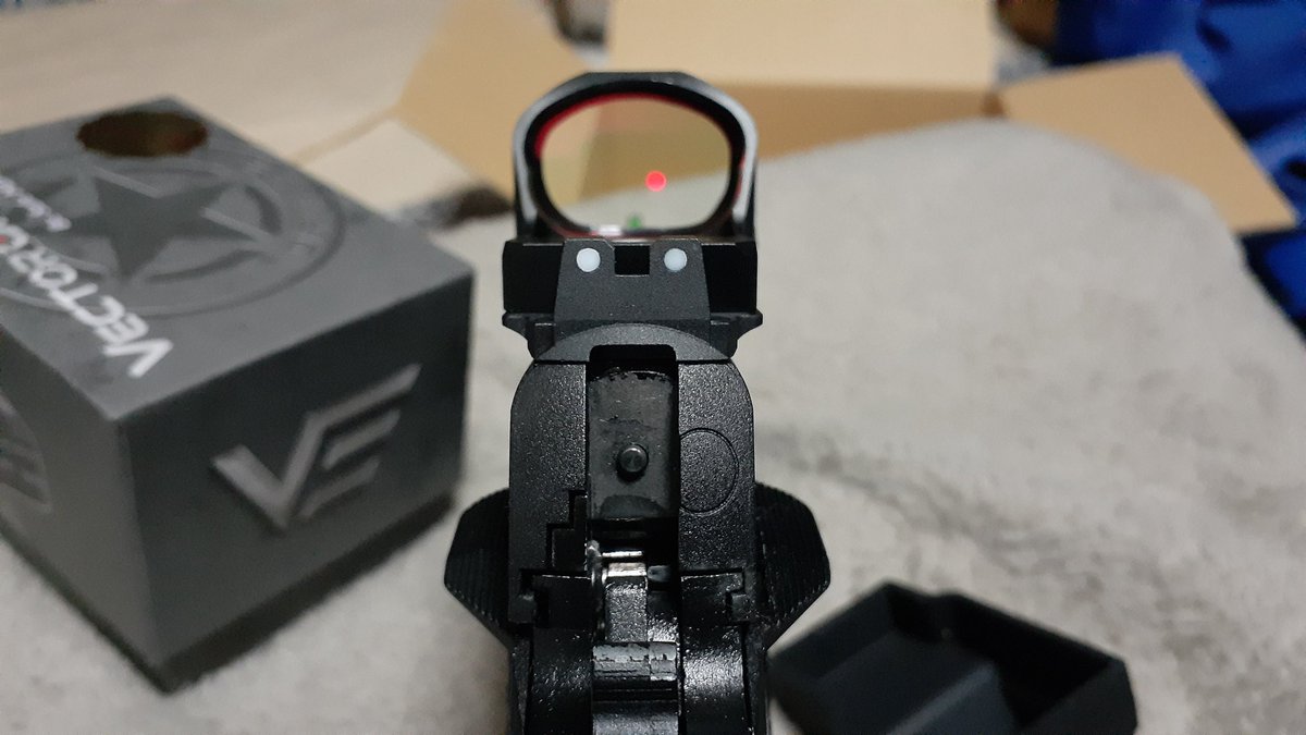 InfinityViper's tweet photo. 届いた～！
付けてみた～！カッチョいいけどやっぱりアイアンサイトは使えない。
一番低そうなダットだったけど…
にしても、マウントに1万はやっぱ高いっす…
#STACCATO #BATON
#VECTOROPTICS #FRANZY https://t.co/3a3OO9jlQJ