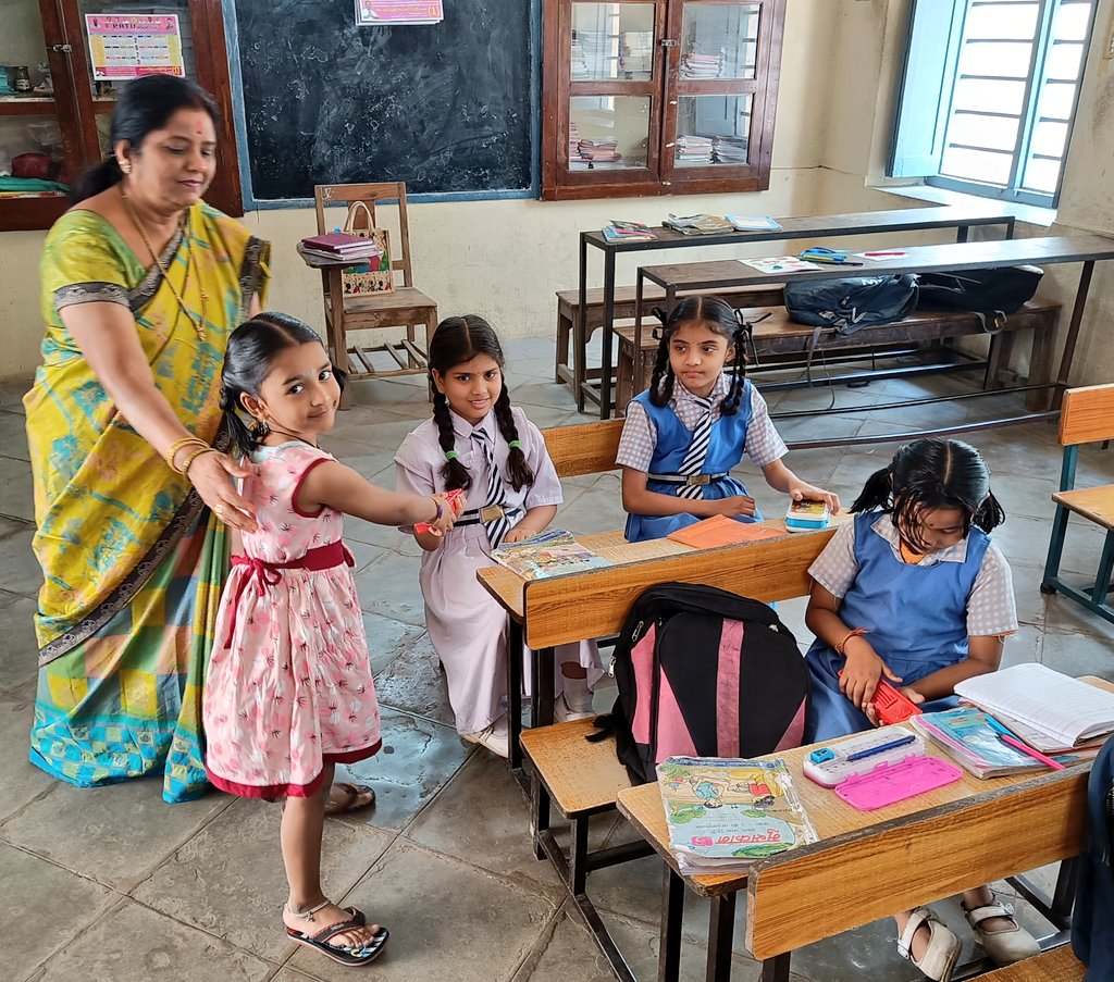 vivekananda_p's tweet image. My Father always encouraged poor students.He specially supported students from marginal background for fees and books.
My Daughter Bhavika distributed Compass Box &amp;amp; stationery to poor students on the occasion of my father's Birth Anniversary.
#SevaParmoDharma
#KKFoundation