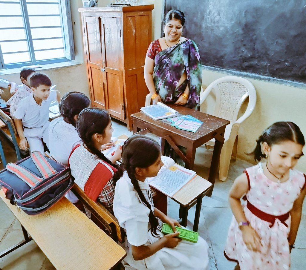 vivekananda_p's tweet image. My Father always encouraged poor students.He specially supported students from marginal background for fees and books.
My Daughter Bhavika distributed Compass Box &amp;amp; stationery to poor students on the occasion of my father's Birth Anniversary.
#SevaParmoDharma
#KKFoundation