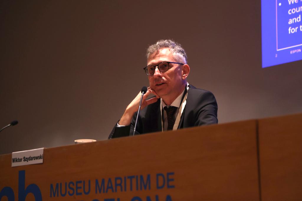 intdiba's tweet photo. 📢Wiktor Szydarowski @WSzydarowski, Director ESPON EGTC presenta els resultats de l’estudi “Territorial impacts of Covid-19 and policy answers in European regions and cities”, en què la @diba va participar 

🔗https://t.co/kiQ0ch3C8j
🇪🇺@ESPON_Programme

#InternacionalDiba https://t.co/YyRI4lMfKa