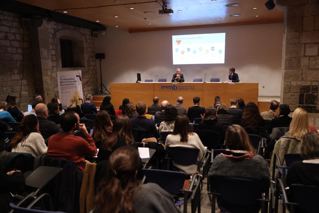 📢Wiktor Szydarowski <a href="/WSzydarowski/">Wiktor Szydarowski</a>, Director ESPON EGTC presenta els resultats de l’estudi “Territorial impacts of Covid-19 and policy answers in European regions and cities”, en què la <a href="/diba/">Diputació de Barcelona</a> va participar 

🔗bit.ly/3II0UfM
🇪🇺<a href="/ESPON_Programme/">ESPON</a>

#InternacionalDiba