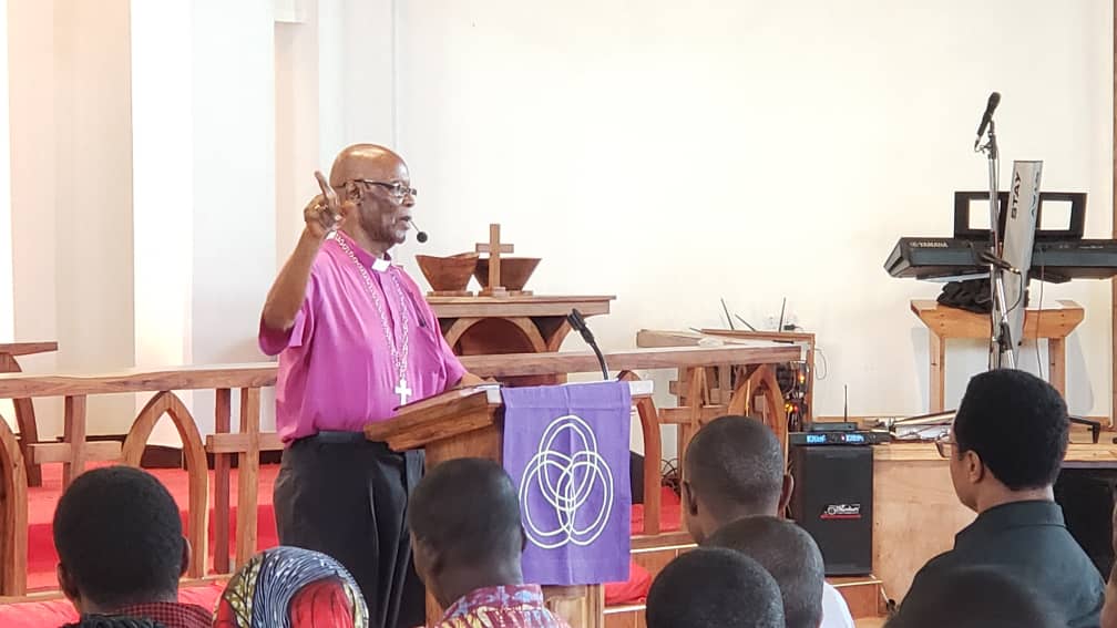 Rev_Munisi's tweet photo. Baba Askofu Dkt Kweka akiongoza na kufundisha/kuwajengea uwezo kwenye Uwakili  wetu kwa Bwana, kwa  Wachungaji, Wainjilisti, Parish workers 113 wa Sharika zote za Jimbo la Karatu 

#UwakiliWetuKwaBwana https://t.co/I44Ef0JuwO