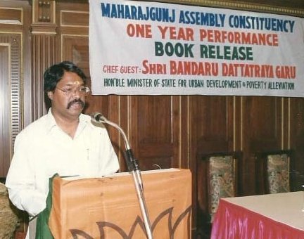VivekanandaP's tweet image. My Father always encouraged poor students.He specially supported students from marginal background for fees and books.
My Daughter Bhavika distributed Compass Box &amp;amp; stationery to poor students on the occasion of my father's Birth Anniversary.
#SevaParmoDharma
#KKFoundation