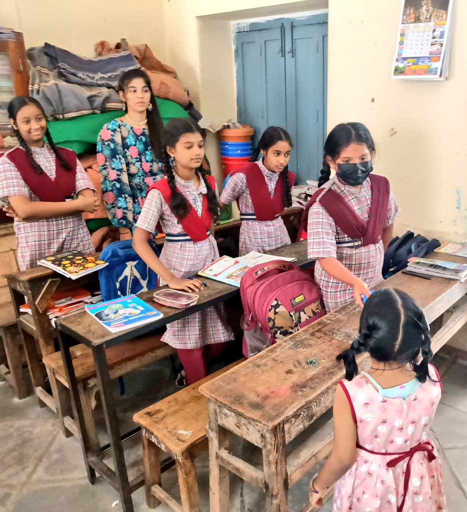 VivekanandaP's tweet image. My Father always encouraged poor students.He specially supported students from marginal background for fees and books.
My Daughter Bhavika distributed Compass Box &amp;amp; stationery to poor students on the occasion of my father's Birth Anniversary.
#SevaParmoDharma
#KKFoundation