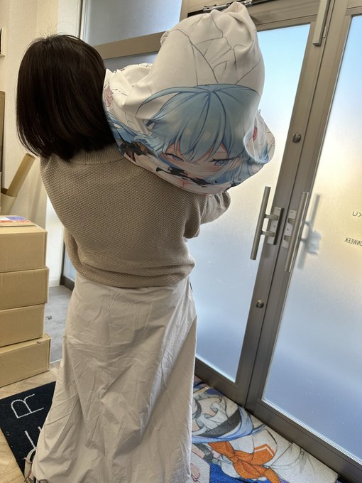 抱き枕カバーに入ったゆめかを攫おうとするえーさん 