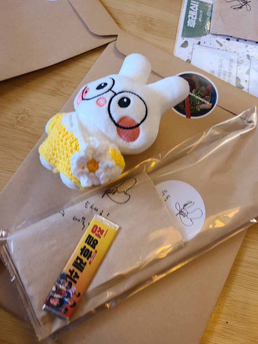 GOODNIGHT_10CM's tweet photo. 공지 떴을 때 아이디어 미쳤다 생각했는데, 역시,,,특전들도 너무 좋았구 무엇보다 포스터 진짜 탐날 정도로 예뻤,,,생일 식당 또 했음 좋겠단 생각 오조오억번,,, 오빠 덕분에 우동도 먹고 너무 좋다,,,어묵우동은 처음이었는데 역시👍
#권정열_생일축하하고_우동은_우리가_먹을게
#HAPPY_FRESH_DAY https://t.co/x46cfsBBGH