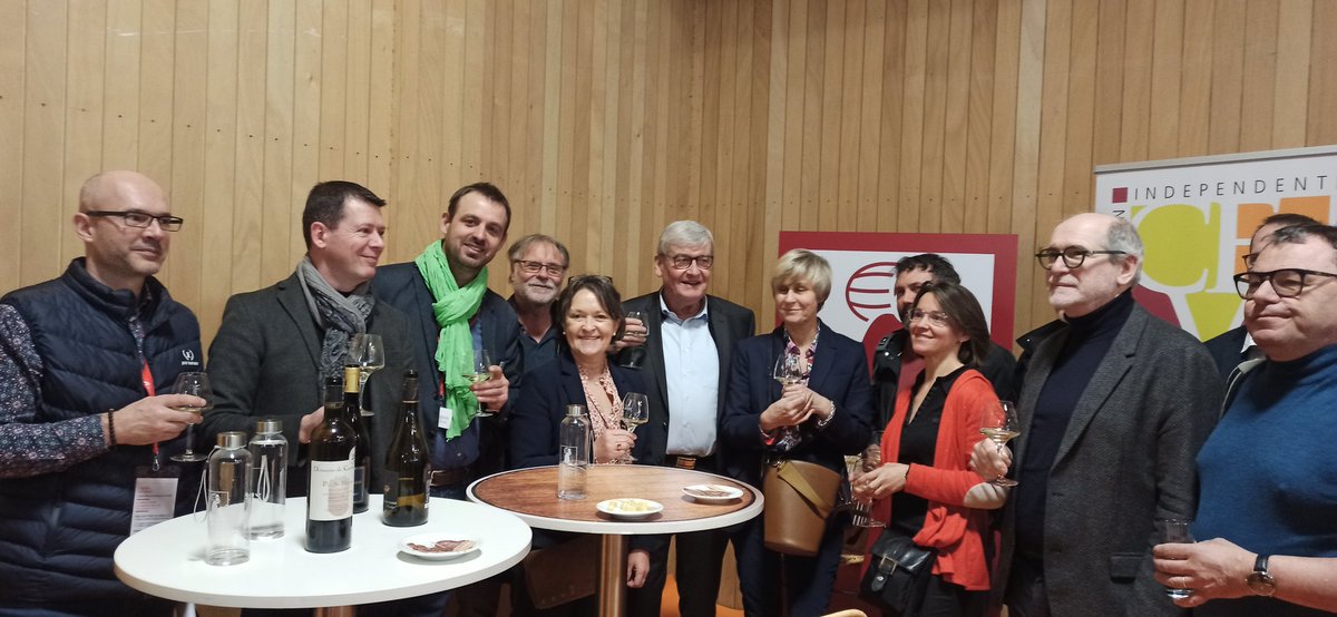 ChambagriPdL's tweet photo. Sur le stand des @FRVILOIRE avec la délégation d @AngersMetropole https://t.co/HW5178wrmX