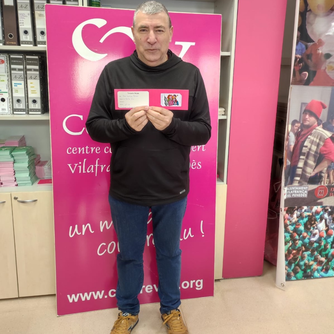 VilaActiva's tweet image. José Casellas ha donat d'alta la targeta número 28.000 de #VilafrancaComerç. Per això, ha rebut una #targetaregal de 25 euros que podrà gastar en qualsevol de les botigues adherides al programa. Si encara no tens la targeta, pots tramitar l'alta a vilafrancacomerc.cat/alta
#compres