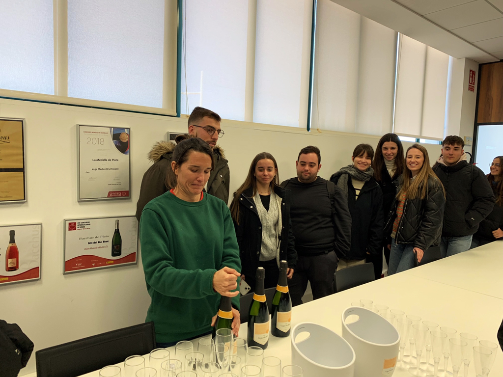eamnupv's tweet photo. #ActivitatsETSEAMN
👉Els nostres 👨‍🎓👩‍🎓alumnes del grau de #Biotecnología i doble grau #AGRO+#BIO visitaren ahir la bodega @UveRequena per conèixer la planta i procès d´el·laboració del cava D.O, la #depuradora♻️ i fer una cata dels seus productes.
👏Moltes gràcies per l´acollida! https://t.co/uU57y2qW80