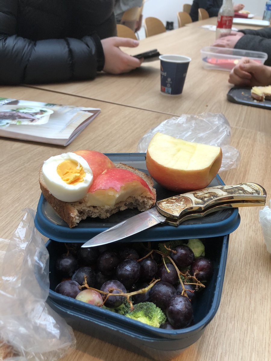 LarsNarvestad's tweet photo. kompisen min møtte opp til lunsjen med dette idag, føles ut som en voldshandling https://t.co/SKT4H3Bjdl