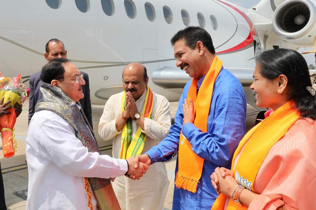 s_kalalbandi's tweet photo. BJP National President Shri @JPNadda gets a warm welcome by Karnataka CM Shri @BSBommai and other senior leaders of the Party on his arrival at the Mysore Airport in Karnataka ✌️🚩💐
#maysore @nalinkateel
@ShobhaBJP @BSYBJP @BJP4Karnataka https://t.co/J2e2gMw2bH