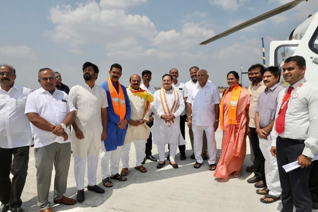 s_kalalbandi's tweet photo. BJP National President Shri @JPNadda gets a warm welcome by Karnataka CM Shri @BSBommai and other senior leaders of the Party on his arrival at the Mysore Airport in Karnataka ✌️🚩💐
#maysore @nalinkateel
@ShobhaBJP @BSYBJP @BJP4Karnataka https://t.co/J2e2gMw2bH