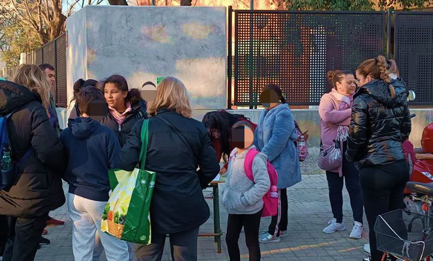 💚En #SevillaHoy, recogida de firmas contra el recorte de aulas de la #EducaciónPública en el CEIP Baltasar de Alcázar del barrio de San Pablo

⚠️¿En tu colegio, barrio o pueblo quieren suprimir aulas? Escribe: IBRA@bajadaderatioya.org

#BajadaDeRatioYa
#NiUnAulaMenosEnLaPública