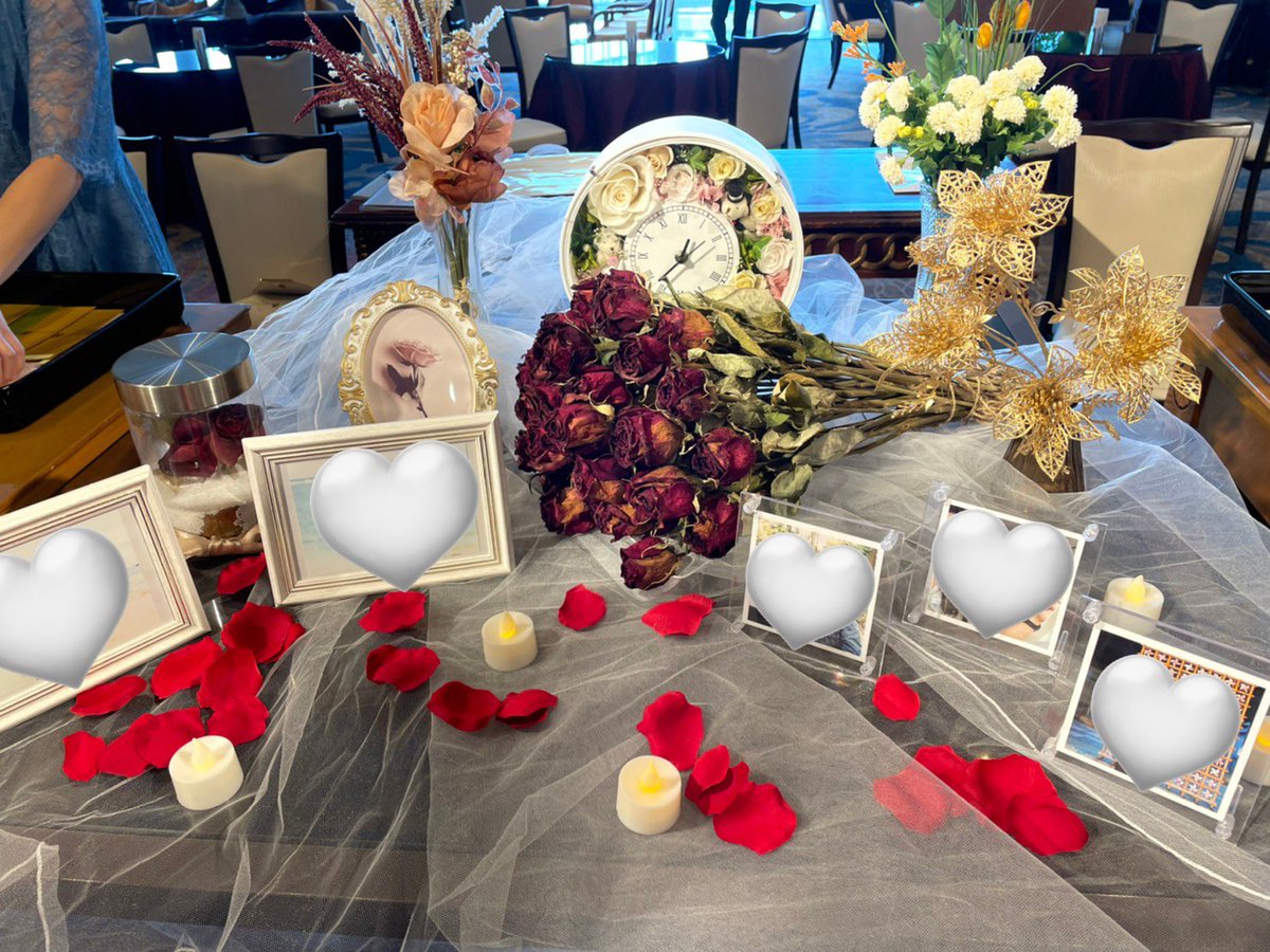 mico_mare's tweet photo. ウェルカムスペース🕯
時計→両親からの結婚祝い
薔薇→100本の薔薇の一部をドライフラワーにしたもの
散ってある薔薇とロウソク→プロポーズ時に使用したもの
敷いてあるもの→実は前撮りで使用したベール
容器に入ってる薔薇→プロポーズ時の一輪の薔薇

全部思い出の品🥰

https://t.co/00UZ6iOu9I https://t.co/7QkaDC28vX