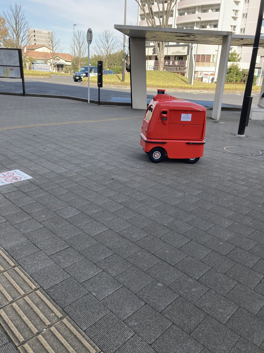 nstagehigh's tweet photo. 柏の葉キャンパス駅にて。

自動配送のDeliRo（デリロ）に遭遇。
ソロリソロリと移動。
実証実験中のようであるため、後を追うように数名の方がPC等を持ちながら移動していました。

柏の葉キャンパス駅エリアはまた進化する様相。

#柏の葉キャンパス #柏の葉キャンパス駅 #DeliRo #柏市 https://t.co/110Fci9vgi