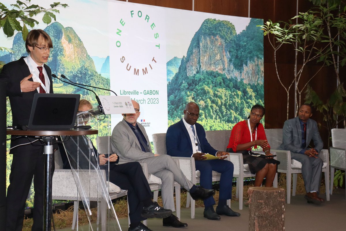 ird_fr's tweet photo. @UmrAmap @LoDurieux @GEOSEC2025 @Franceaugabon @oneplanetsummit @sup_recherche @francediplo @EmmanuelMacron @Elysee @PresidenceGabon @CZacharopoulou @LeeJTWHITE @ForetmerGOUVGA #OneForestSummit | "A l'échelle transnationale, l'utilisation de #CoFor a permis de faire des recommandations sur les bonnes pratiques pour cartographier et sur l'adaptation des stratégies de gestion/conservation des différentes zones du bassin."🗣️Pierre Ploton #IRD @UmrAmap https://t.co/5r8rgSc8oB