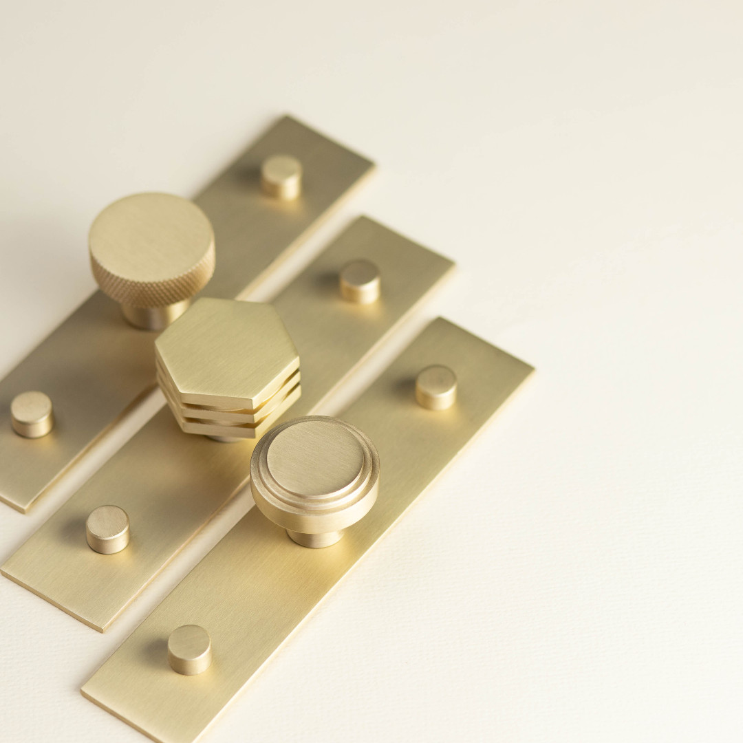 ✨ NEW PRODUCT ✨

We've added a few new cupboard knobs into our Contemporary knob category online! 
The backplates are sold separately so you can mix and match on the finish! 

#newproduct #cupboardknob #contemporarydesign #finishes #