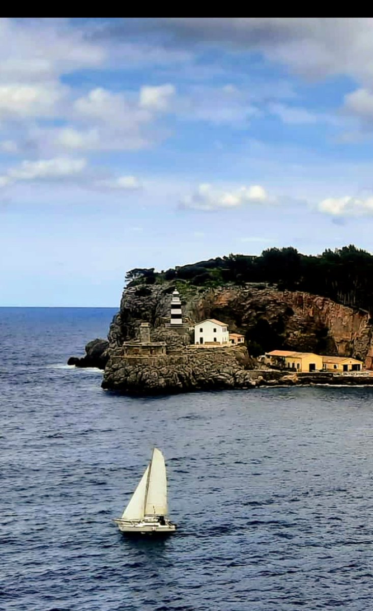 Islas Baleares Mallorca, Puerto de Sóller, estupenda imagen donde en el fondo aparece el faro de la base.