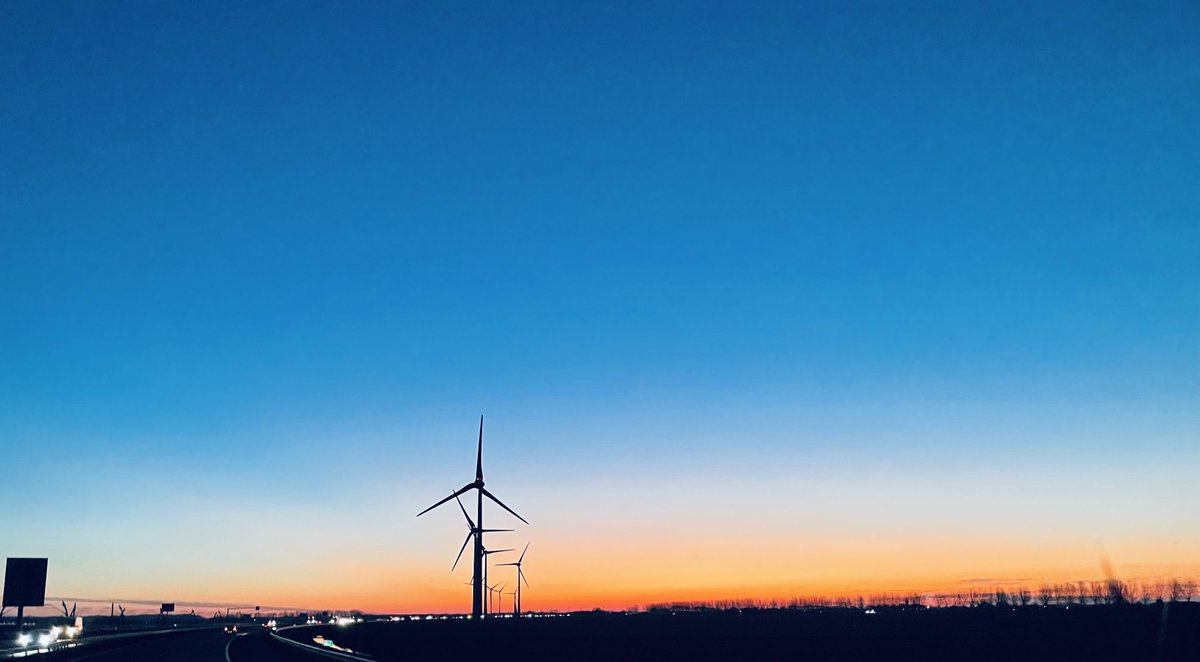 GersvM's tweet photo. Zo’n veelbelovende gloed..! 🌅
Hij hangt deze periode vaak zo laag dat ie onder de schermen door de voorruit in de verschillende bussen doorschijnt. Daarom draag ik naast m’n zonnebril af en toe ook m’n Stetson. Mooi begin van zo’n zonnige woensdag, toch? 🌞 https://t.co/gie3sruaKn