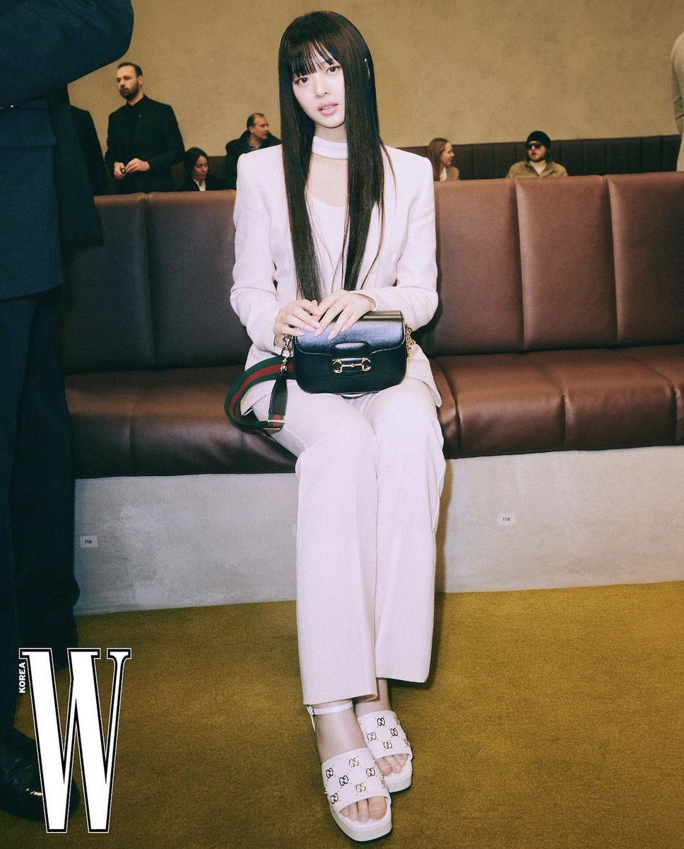 LOOK AT HER 

#HANNI #GucciFW23 #하니
