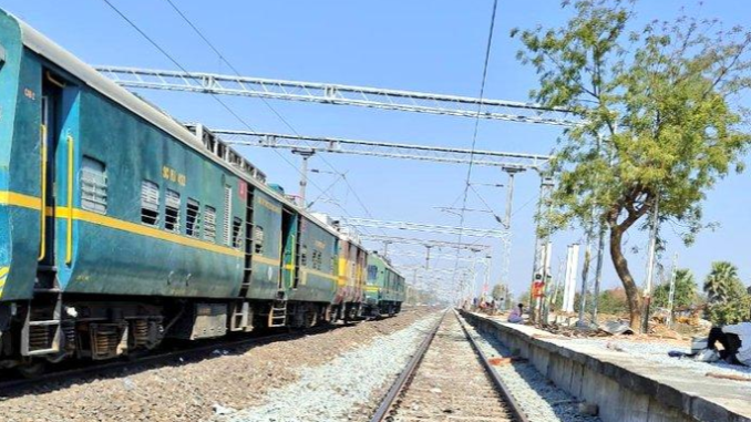 RailAnalysis's tweet photo. South Central Railway commissions third line with electrification between Wirur and Makudi

Read more...https://t.co/x5uv4Vv7kY
 
#southcentralrailway #indianrailways #railway #electrical #track #signalling #telecom #infrastructure #constructiom #SCR #doubling #electrification https://t.co/57NUGweHHB