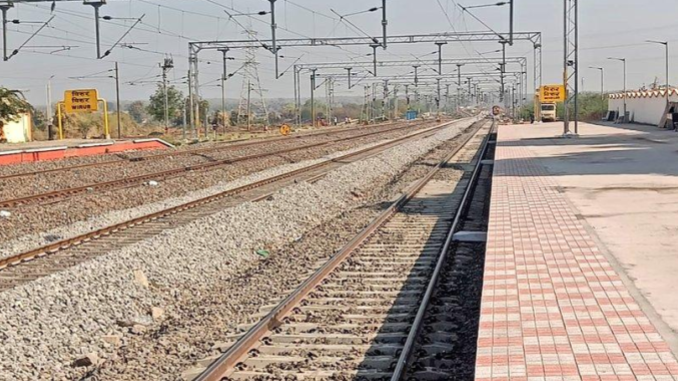 RailAnalysis's tweet photo. South Central Railway commissions third line with electrification between Wirur and Makudi

Read more...https://t.co/x5uv4Vv7kY
 
#southcentralrailway #indianrailways #railway #electrical #track #signalling #telecom #infrastructure #constructiom #SCR #doubling #electrification https://t.co/57NUGweHHB
