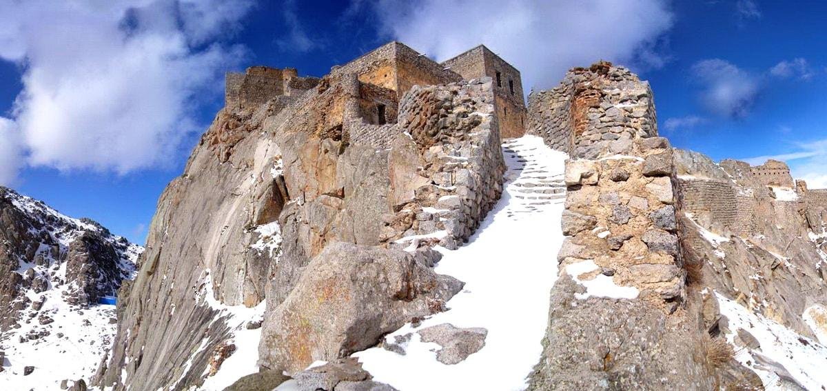 IraninMi's tweet photo. Castello di Babak, abbarbicato a 2600 mt slm, nelle vicinanze di #Kaleybar, regione #Azerbajan_Orientale. #Iran #Turismo https://t.co/XzblXltepn