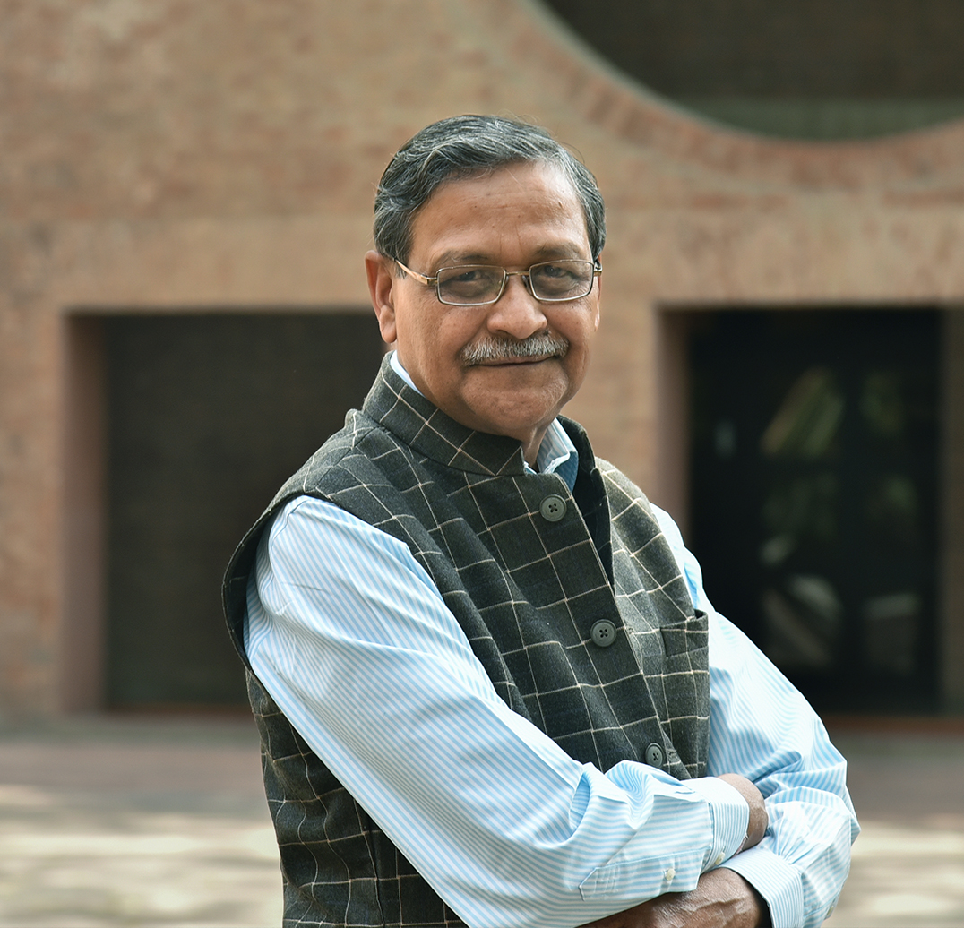 IIMAhmedabad's tweet photo. Professor Bharat Bhasker takes charge as the Director of IIMA today. We are delighted to welcome him and wish him the best in his role as the head of the institute.
Prof’s profile https://t.co/EAUIyf74Am https://t.co/aW9C3eNdUx